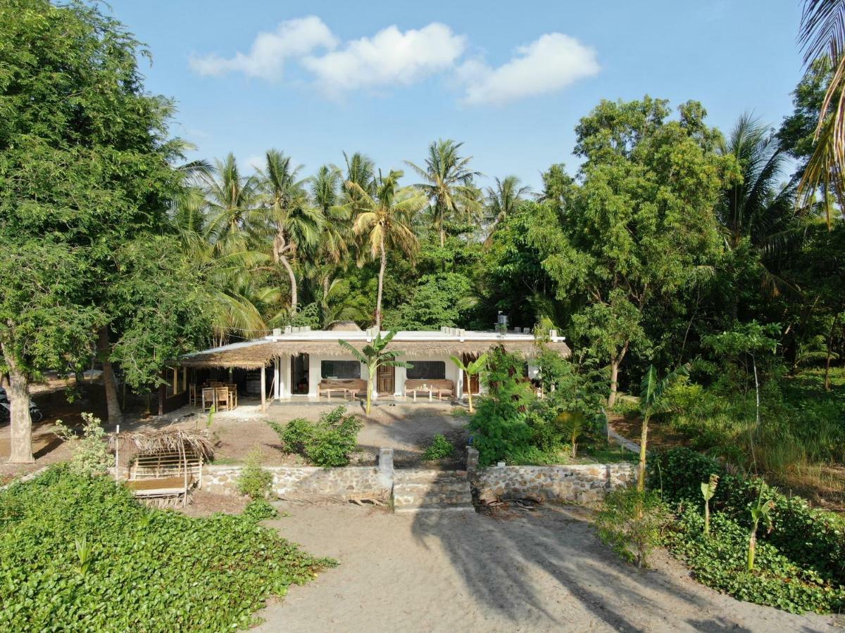 East Lombok Dive Hotel - 3 Private Rooms On The Beach With Seaview & Scuba Diving Center Labuhan Pandan Exterior photo